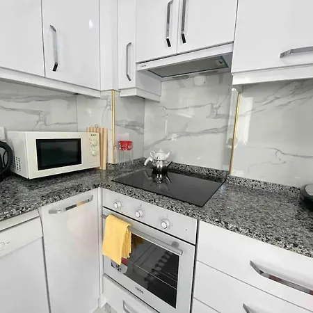 Apartament Cosy Apt. Near Heart Of