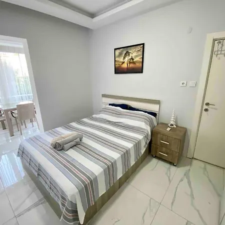 Apartament Cosy Apt. Near Heart Of